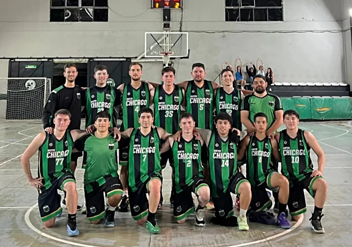 Equipo de básquet masculino de Nueva Chicago posando en el gimnasio