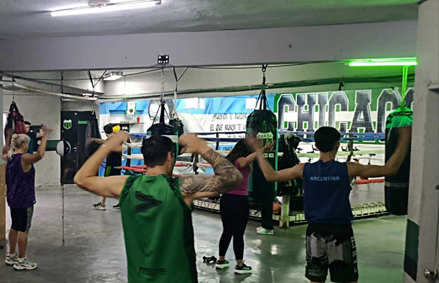 Entrenamiento en la sala de boxeo de Nueva Chicago
