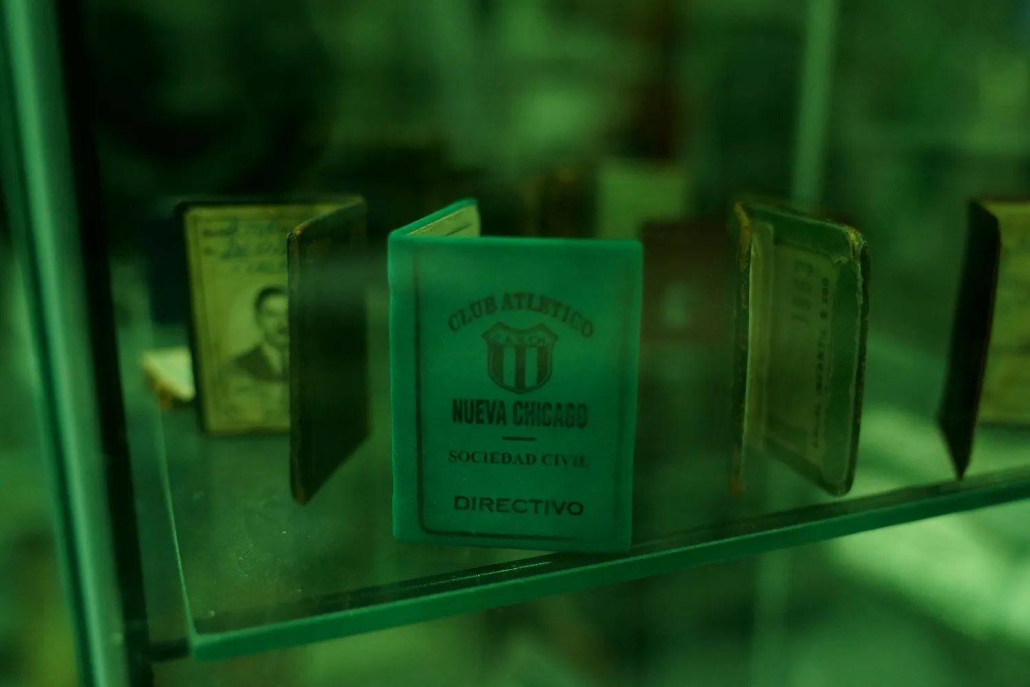 Carnet histórico de directivo del Club Atlético Nueva Chicago exhibido en una vitrina del museo