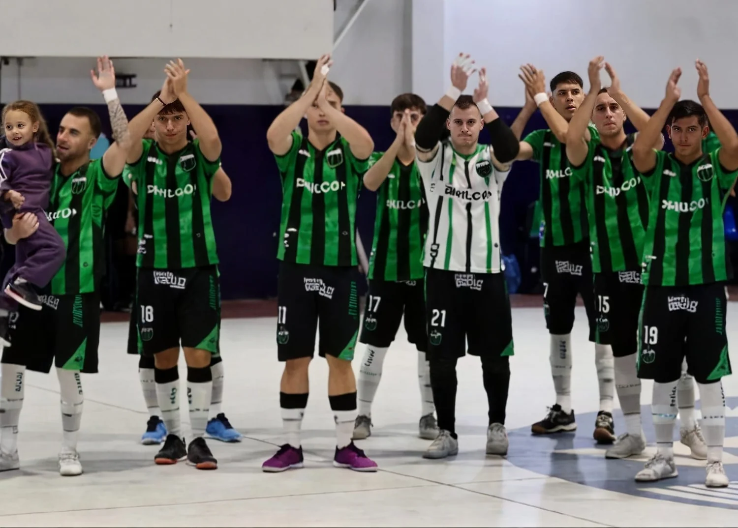Equipo de futsal masculino de Nueva Chicago saludando en la cancha