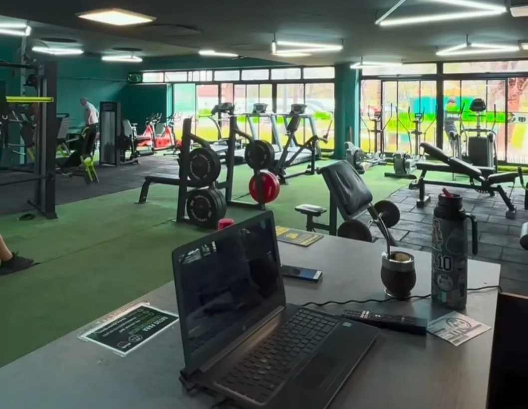 Sala de musculación del gimnasio del polideportivo de Nueva Chicago con máquinas y pesas