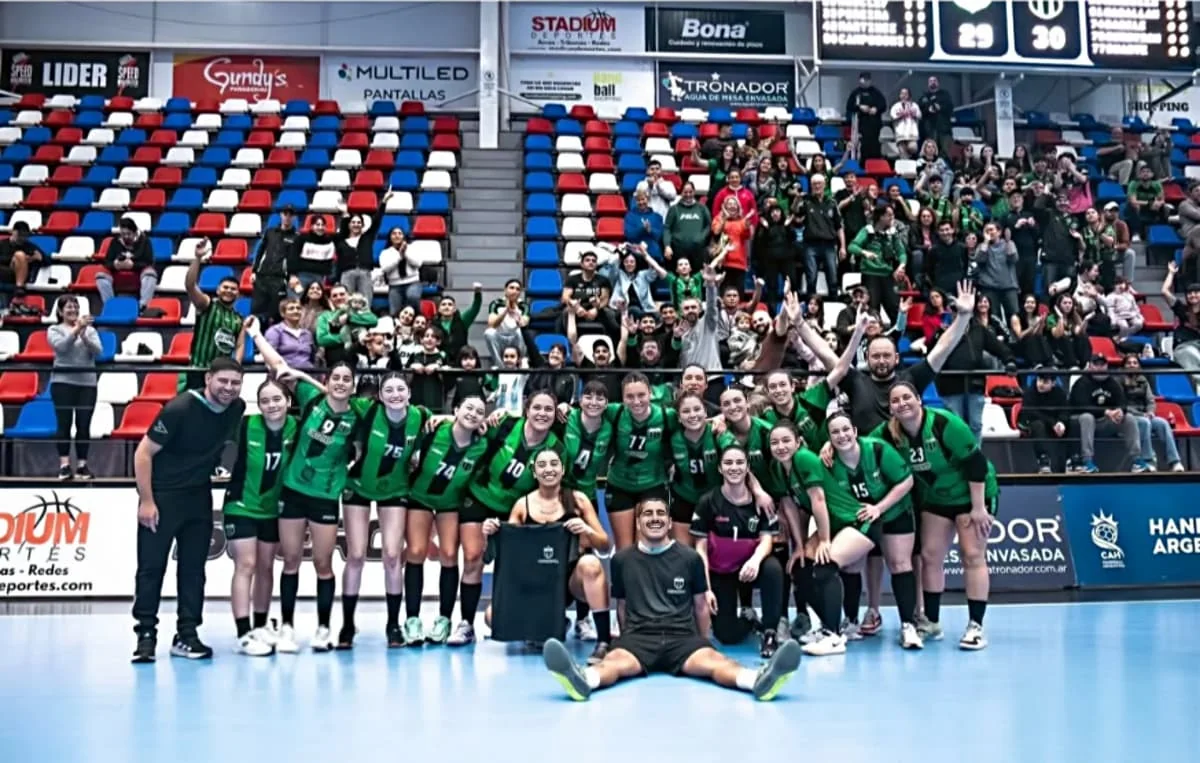Equipo femenino de handball de Nueva Chicago junto a la tribuna