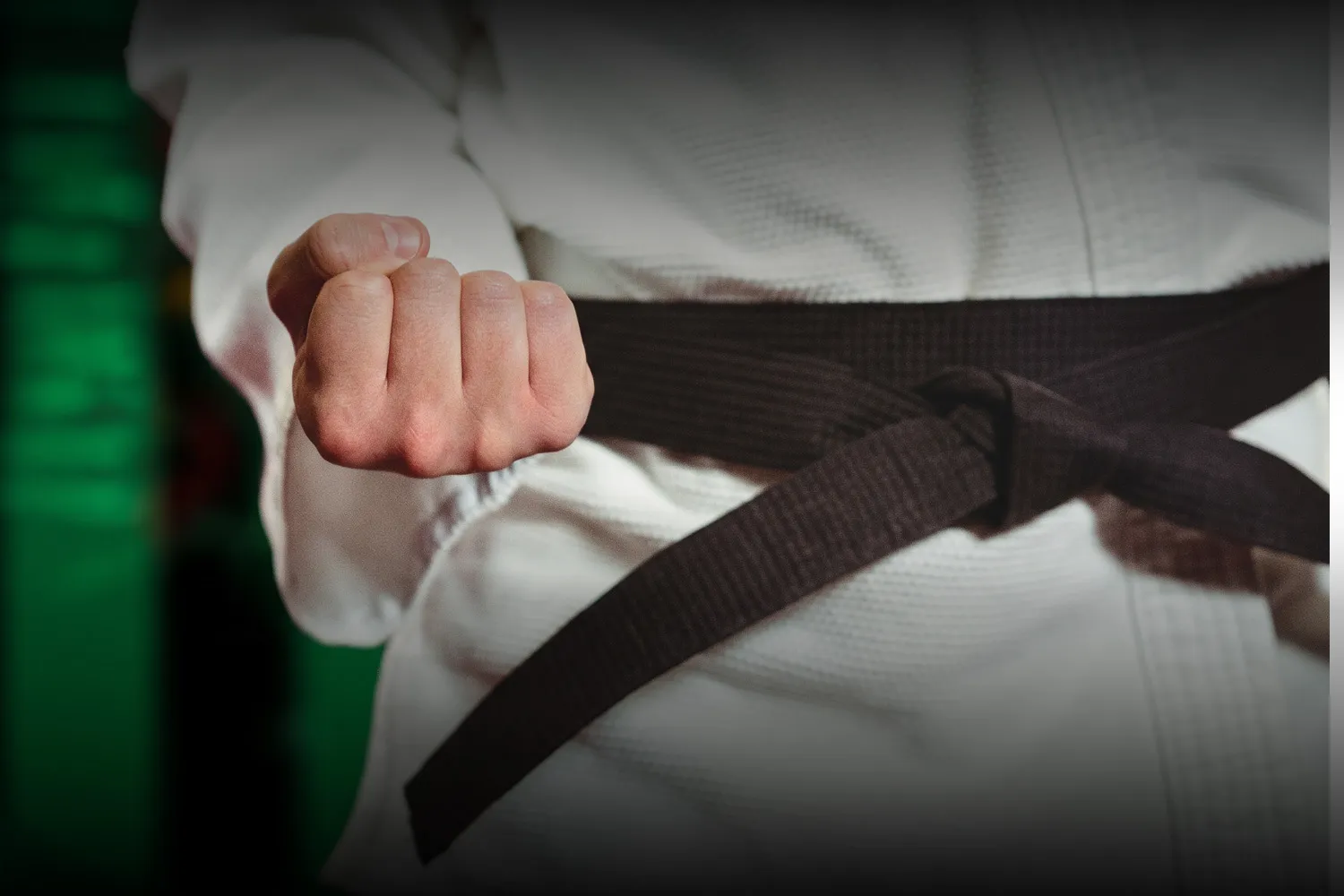 Puño y cinturón negro sobre el karategui durante la práctica de Karate-Do