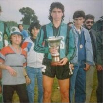 Jugador de Nueva Chicago sosteniendo una copa en 1991