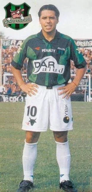 Christian "Gomito" Gómez con la camiseta número 10 de Nueva Chicago