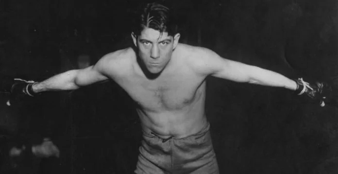 Justo Suárez, "El Torito de Mataderos", en pose de boxeo