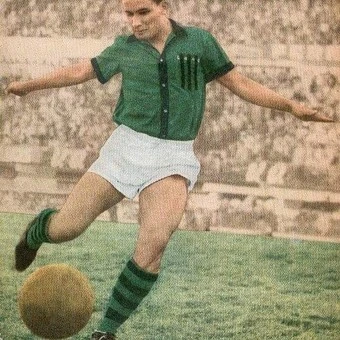 Norberto "Pilo" Calandria rematando con la camiseta verdinegra