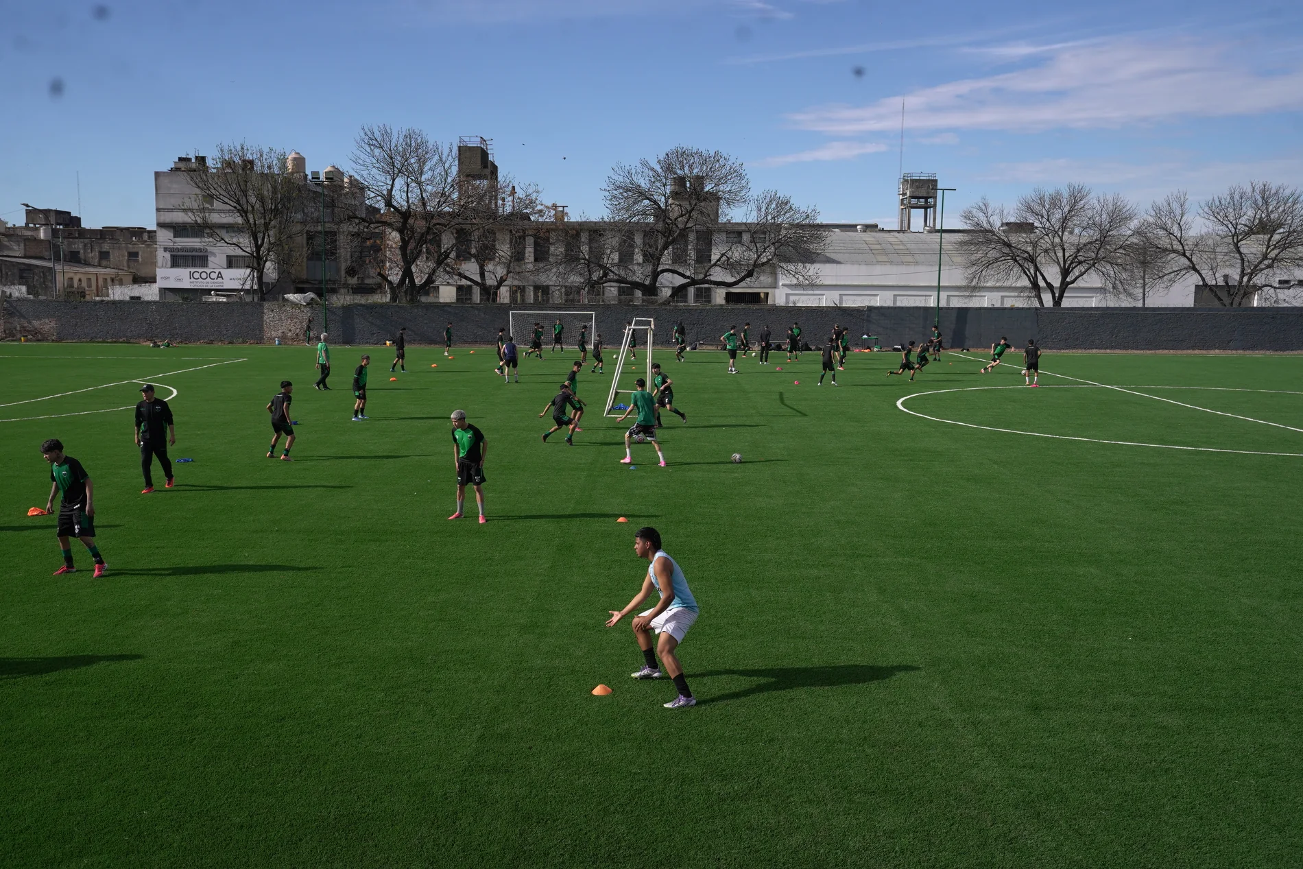 Jugadores entrenando en la cancha de césped sintético del polideportivo de Nueva Chicago
